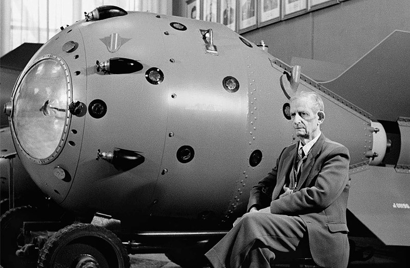 Юрий Харитон рядом с первой советсткой атомной бомбой.
