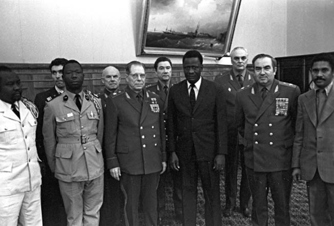 Министр обороны СССР, генерал армии Дмитрий Федорович Устинов принял находящегося в СССР министра Народной армии Гвинейской Республики Алафэ Курума.
