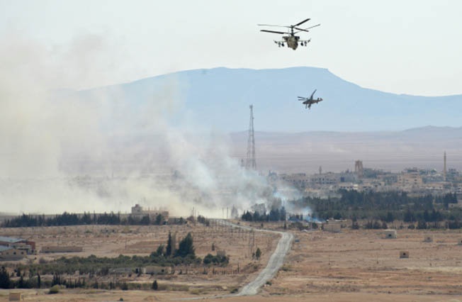 Вертолеты Ка-52 «Аллигатор» в окрестностях освобожденного от боевиков города Эль-Карьятейн.