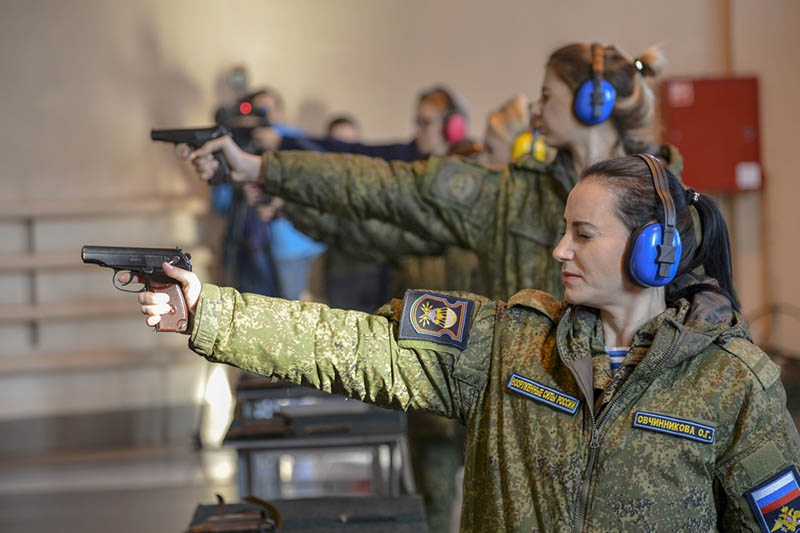Девушки отрабытывают навыки стрельбы из пистолета.