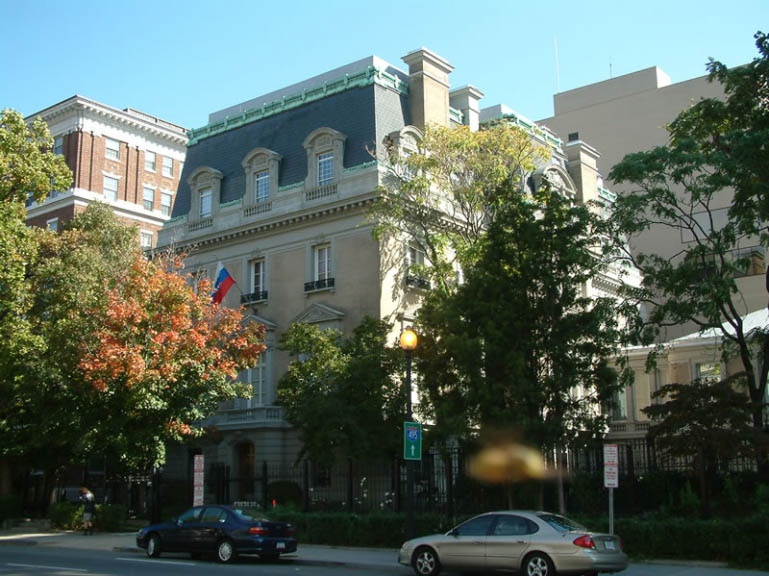 В 1980-х резидентура КГБ в Вашингтоне располагалась на верхнем этаже посольства, в доме № 1125 на 16-й улице, всего в трех кварталах от Белого дома.