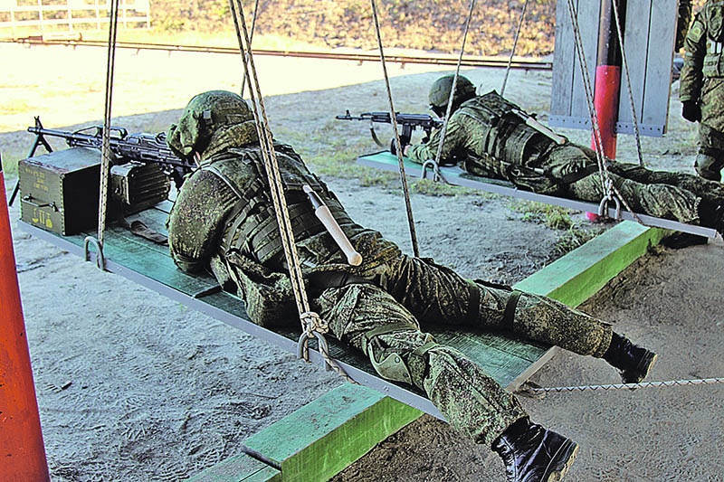 Стрельба «на весу» - один из элементов горной подготовки курсантов.