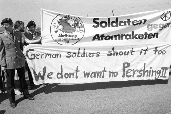 Весенний Марш мира. Солдаты бундесвера с транспарантами перед американским аэродромом около Остхессена.