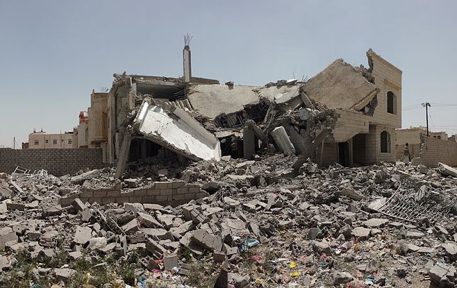 Разрушенные саудовской  авиацией дома в Сане.