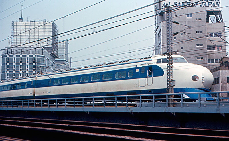 Поезд автоматизированной железнодорожной линии «Синкансэн» вышел из депо еще в 1964 году.