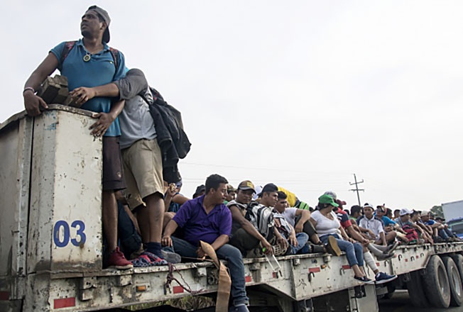 В караване мигрантов находятся около 10 тысяч человек.
