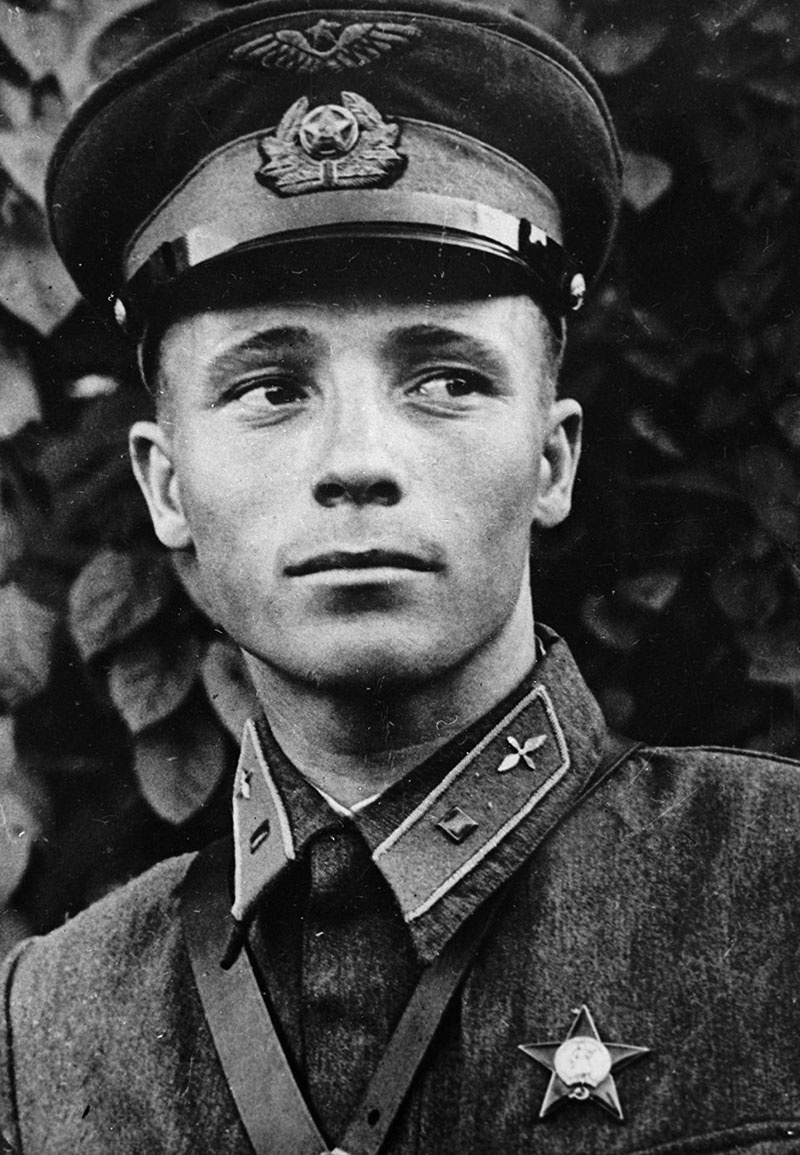 Портрет заместителя командира эскадрильи 177-го истребительного авиационного полка младшего лейтенанта Виктора Васильевича Талалихина (1918 -1941).