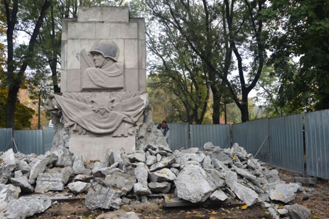 Снос памятника Благодарности солдатам Красной Армии в Скарышевском парке Варшавы.