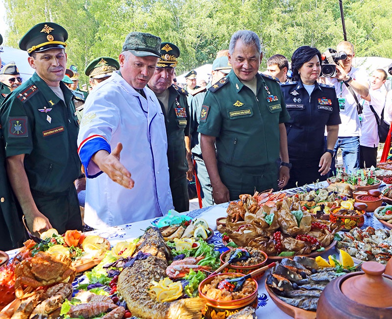 Министр обороны России генерал армии Сергей Шойгу лично проверял работу военных поваров на Армейских играх-2018.