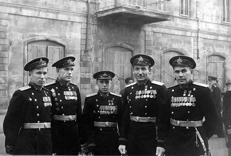 Капитан-лейтенант Виктор Леонов (крайний справа) с однокурсниками в Баку.