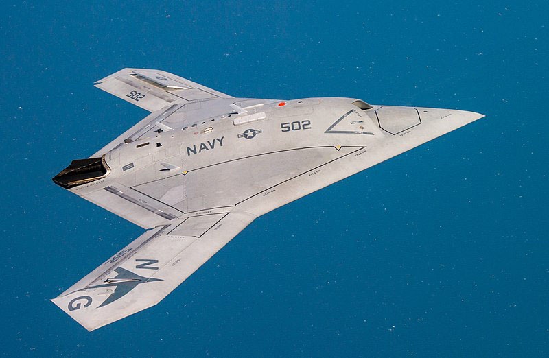Американский экспериментальный дрон X-47B.