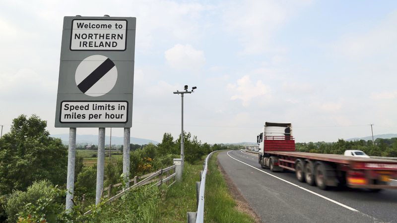 Граница между двумя Ирландиями без таможни и проверок.