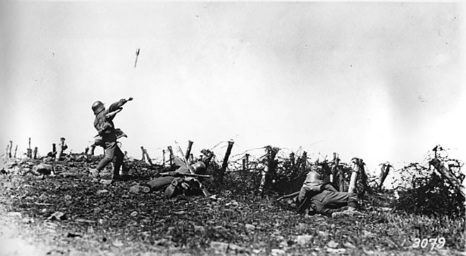 Немецкий штурмовой отряд атакует траншею противника.
