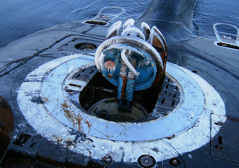 Комингс-площадка подводной лодки через которую спасают подводников.