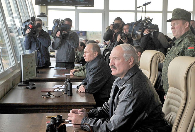 Александр Лукашенко вместе с Владимиром Путиным на совместных военных учениях.
