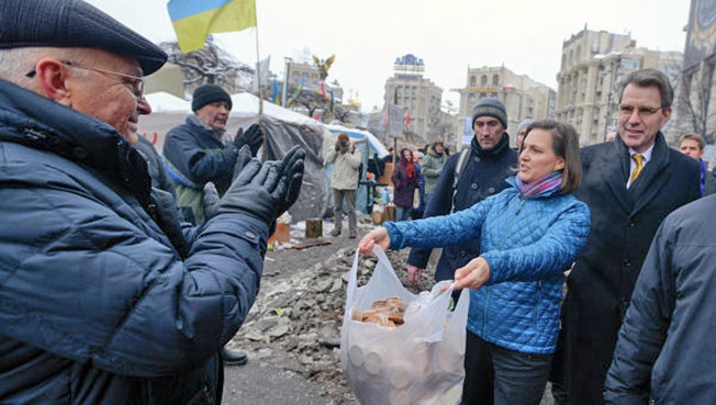 Виктория Нуланд раздаёт в Киеве «печеньки».