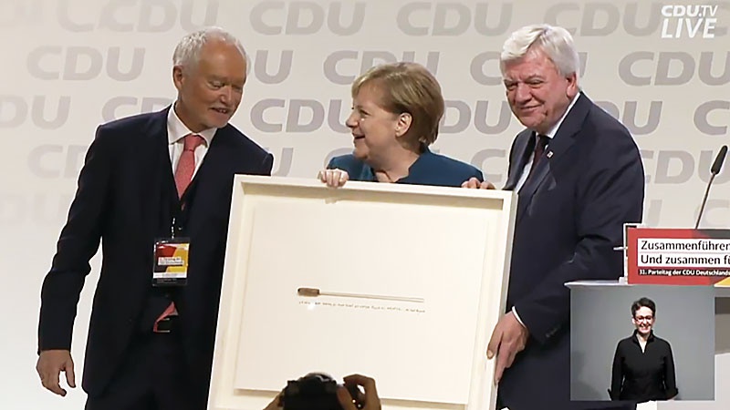 До новых выборов две женщины управляют Германией: на правительственном уровне - Меркель при поддержке АКК, а на партийном - АКК при поддержке Меркель. Но дирижерская палочка - у Меркель.