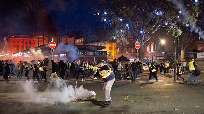 Протесты «акцией желтых жилетов» охватили Францию.