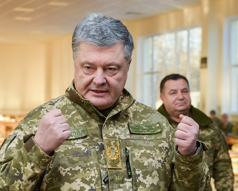 Петр Порошенко ввел военное положение и демонстративно двинул войска к российской границе.