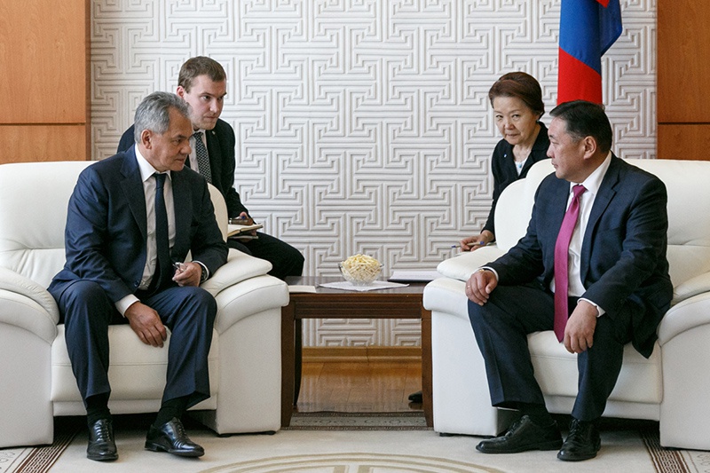 Генерал армии Сергей Шойгу на встрече с премьер-министром Монголии Ухнаагийином Хурелсухом.