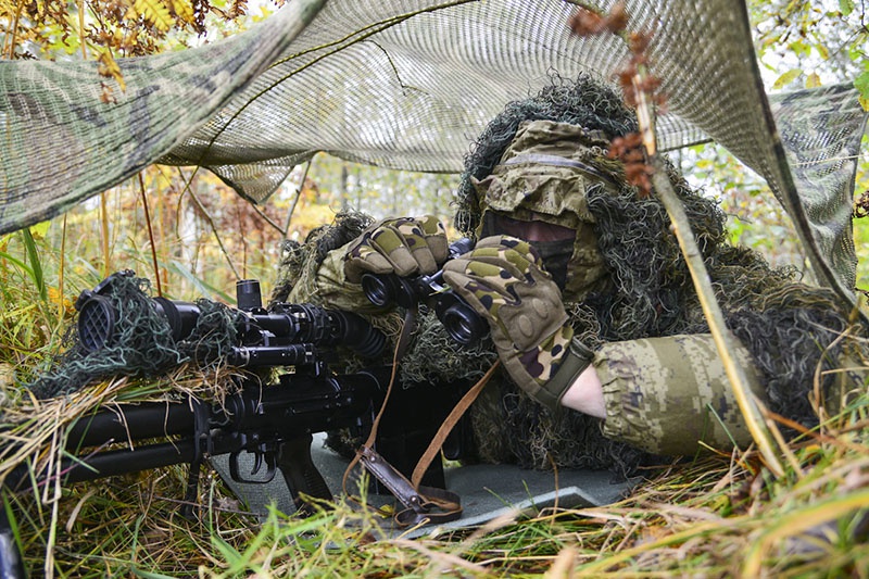 Снайперы отрабатывают тактику «горнолесной охоты».