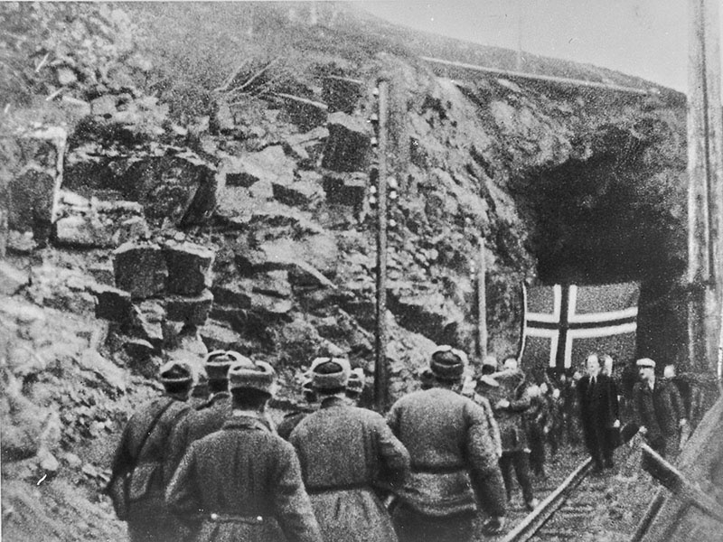 Советские бойцы у штольни в местечке Бьорневаттен.