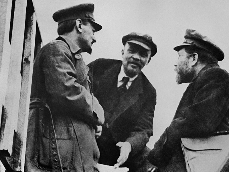 Предсовнарокома Ульянов-Ленин с «иудушкой» Троцким.