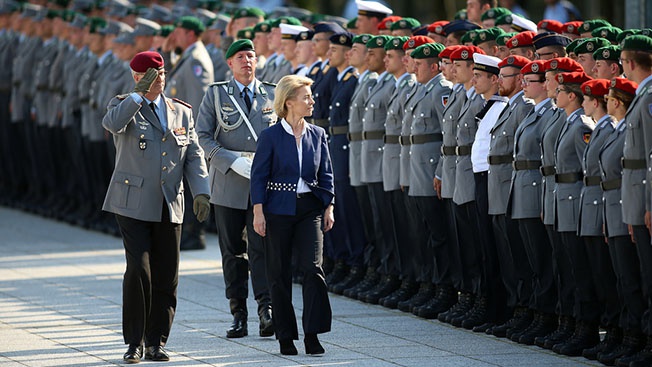 Урсула фон дер Ляйен будучи министром обороны Германии.