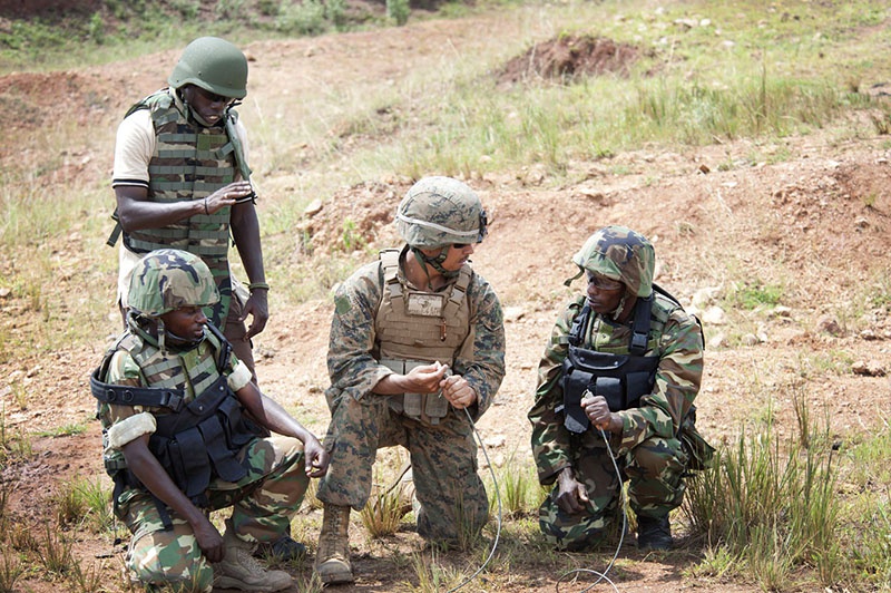 Инструкторы из АФРИКОМ обучают местных военных.
