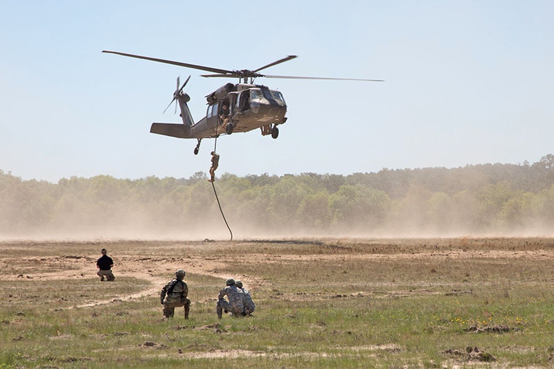 Обучение экипажей вертолетов армейской авиации в Форт-Раккер.