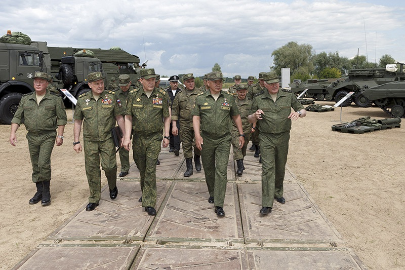 Министр обороны генерал армии Сергей Шойгу высоко оценил действия военных понтонеров.