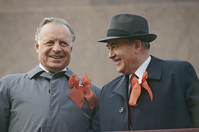 Михаил Сергеевич Горбачев (справа) и Лев Николаевич Зайков.