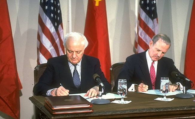 Министр иностранных дел Шеварднадзе с госсекретарем США Дж. Бейкером подписывают соглашение о разграничении экономических зон и континентального шельфа в Чукотском и Беринговом морях.