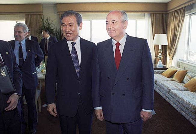Президент Южной Кореи Ро Дэ У и генсек ЦК КПСС Михаил Горбачев: кому идти за пиццей . 