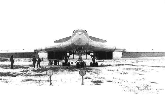 Первый полет Ту-160 осуществил 18 декабря 1981 года.
