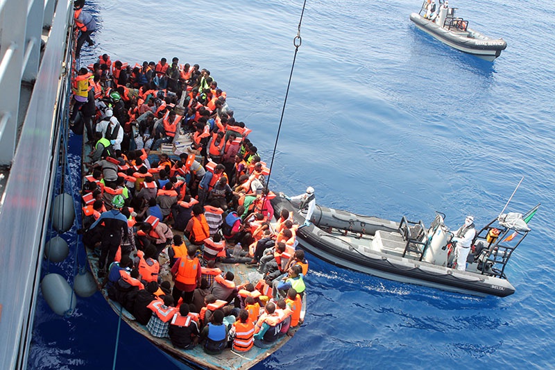 Беженцы из Ливии плывут в Италию.