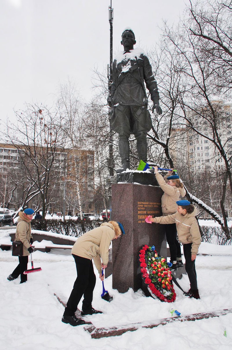 Юнармейцы из воздушно-десантного отряда «Десантер» очистили от снега и помыли памятник Герою Советского Союза Виктору Васильевичу Талалихину.