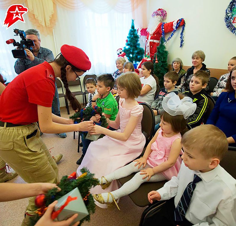Юнармейцы Москвы поздравляют воспитанников детских домов.