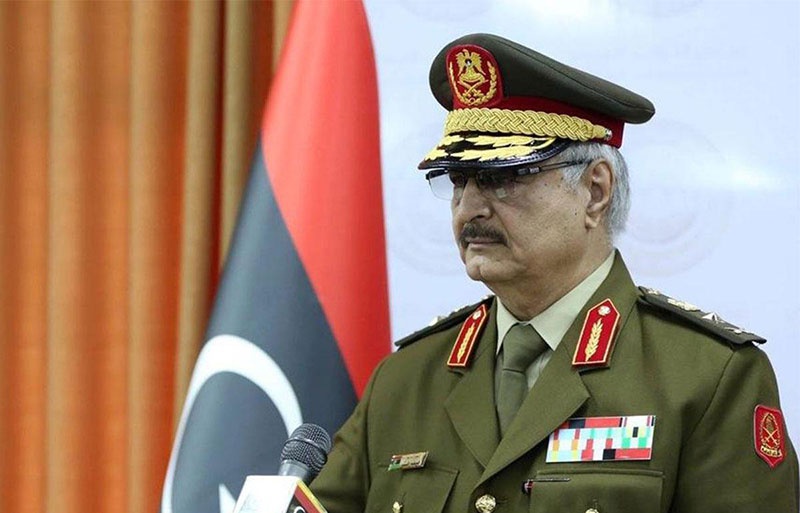 Генерал-майором Халифа Хафтар стал при Каддафи, а потом и в Штатах побывал и ЦРУ услужил.