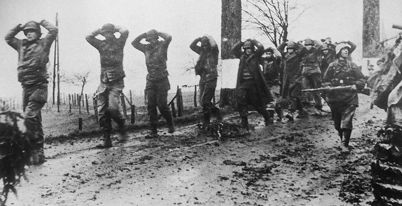 Американские солдаты взятые немцами в плен в Арденнах.