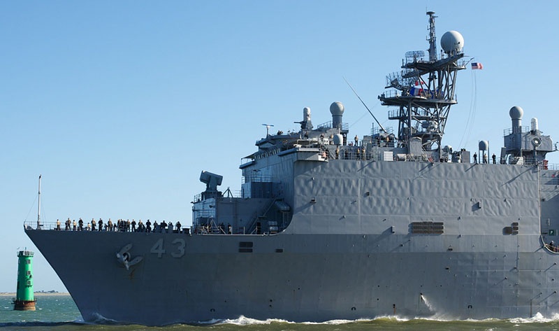 Десантный корабль USS Fort McHenry зашел в Черное море к Крыму поближе.