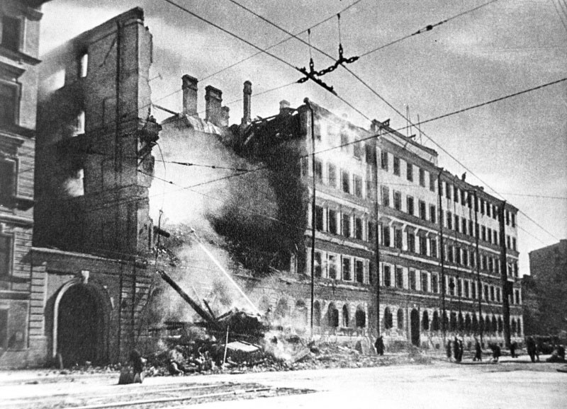 Разрушенный немецкой бомбардировкой дом в Ленинграде.