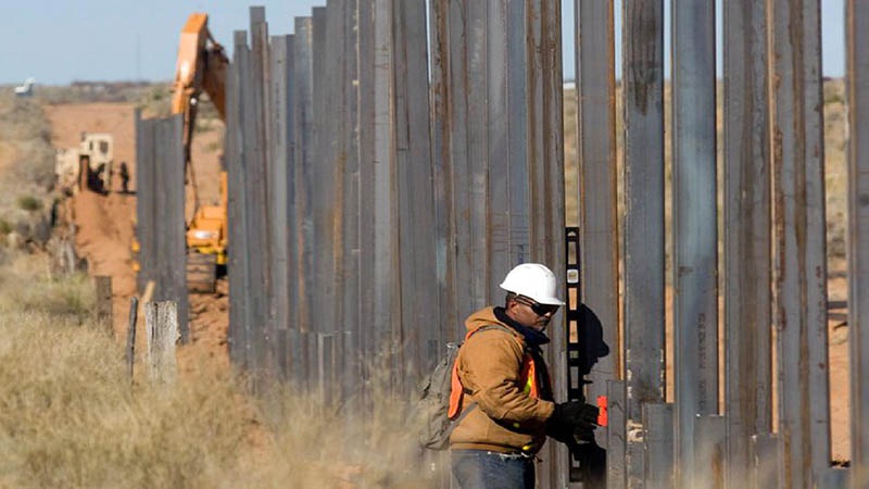 Строительство защитной стены на американо-мексиканской границе.