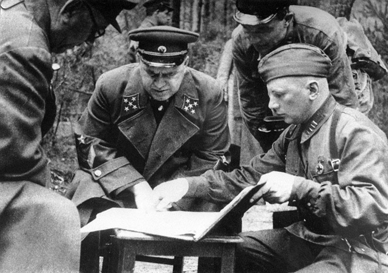 Командующий Резервным фронтом генерал армии Георгий Константинович Жуков с офицерами на совещании на командном пункте под Ельней.