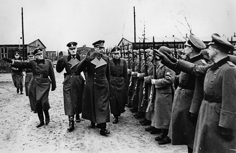 Генерал РОА Власов и немецкие офицеры принимают парад частей РОА.