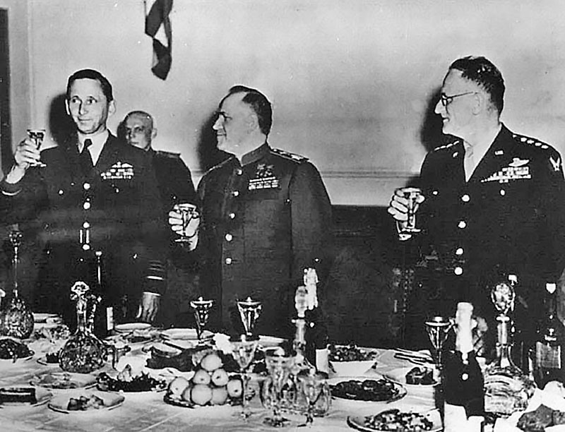 Обед в честь Победы после подписания условий безоговорочной капитуляции Германии.