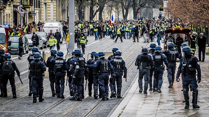 «Желтые жилеты» могут смести режим нынешнего французского президента.