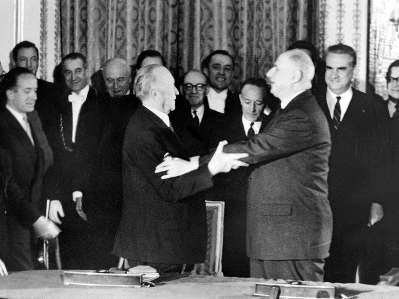Елисейский договор о дружбе и сотрудничестве был подписан 22 января 1963 года в Париже Шарлем де Голлем и Германии Конрадом Аденауэром.