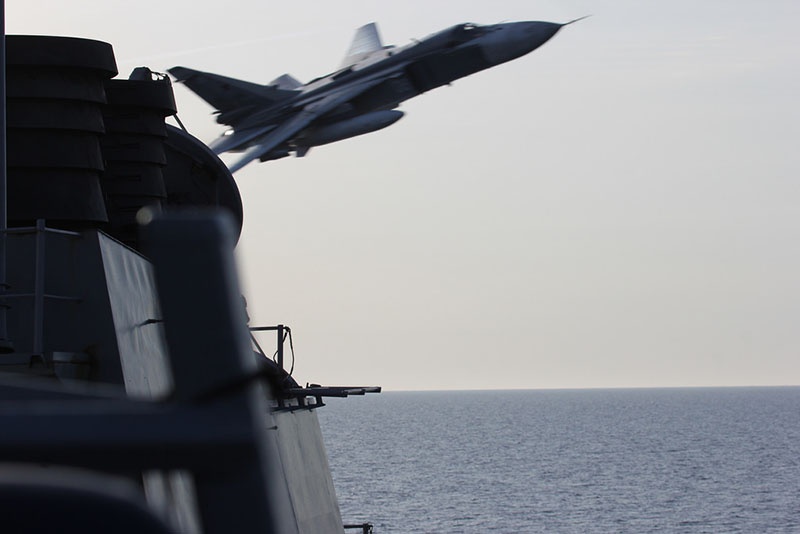 Российский бомбардировщик Су-24 облетает эсминец США «Дональд Кук».