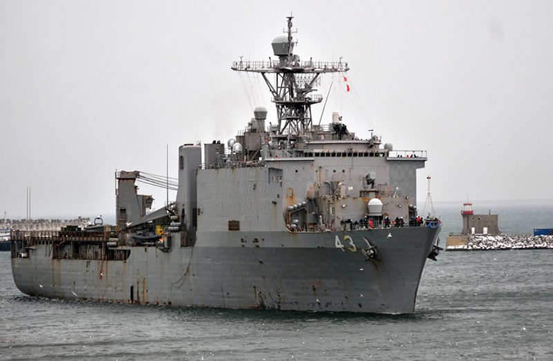 Десантный корабль-док США «Форт Макгенри» входит в порт Констанцы, Румыния.